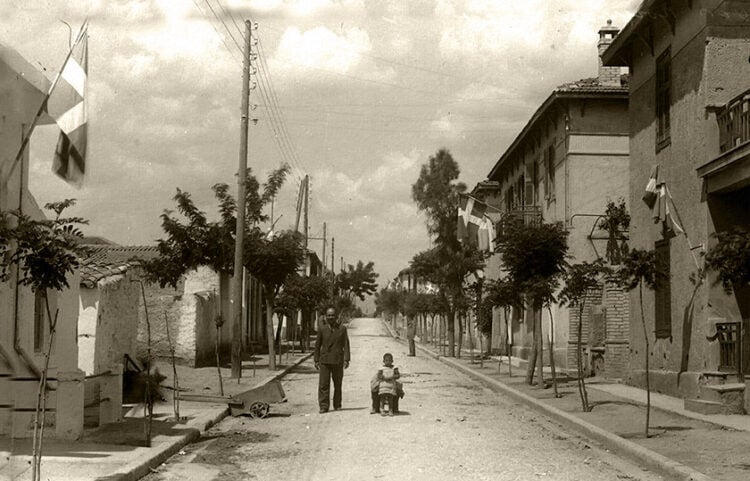 Νέα Φιλαδέλφεια γύρω στο 1940 μάλλον οδός Ανακούς (φωτ.: facebook / Φιλαδελφεια-Χαλκηδονα, αρχείο Σχίζα)