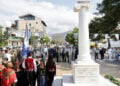 Επιμνημόσυνη στην Πλατεία Χρυσοστόμου Σμύρνη μπροστά στο μνημείο Μικρασιατικής Μνήμης, στη Νέα Μαγνησία Λαμίας (φωτ.: ΑΠΕ-ΜΠΕ / Άρης Μαρτάκος)