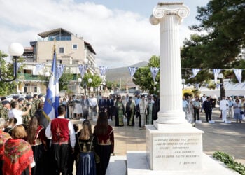 Επιμνημόσυνη στην Πλατεία Χρυσοστόμου Σμύρνη μπροστά στο μνημείο Μικρασιατικής Μνήμης, στη Νέα Μαγνησία Λαμίας (φωτ.: ΑΠΕ-ΜΠΕ / Άρης Μαρτάκος)