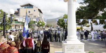 Επιμνημόσυνη στην Πλατεία Χρυσοστόμου Σμύρνη μπροστά στο μνημείο Μικρασιατικής Μνήμης, στη Νέα Μαγνησία Λαμίας (φωτ.: ΑΠΕ-ΜΠΕ / Άρης Μαρτάκος)