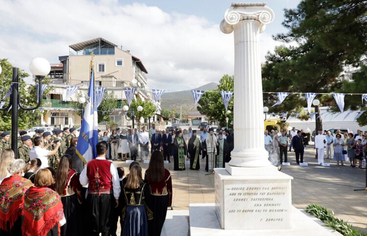 Επιμνημόσυνη στην Πλατεία Χρυσοστόμου Σμύρνη μπροστά στο μνημείο Μικρασιατικής Μνήμης, στη Νέα Μαγνησία Λαμίας (φωτ.: ΑΠΕ-ΜΠΕ / Άρης Μαρτάκος)