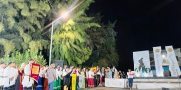 Στην Πλατεία Μικρασιατών Προσφύγων της Νέας Περάμου Αττικής (φωτ.: Facebook / Σύλλογος Περαμίων-Κυζικηνών)