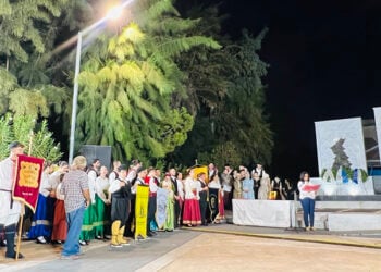 Στην Πλατεία Μικρασιατών Προσφύγων της Νέας Περάμου Αττικής (φωτ.: Facebook / Σύλλογος Περαμίων-Κυζικηνών)