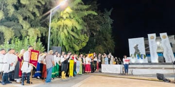 Στην Πλατεία Μικρασιατών Προσφύγων της Νέας Περάμου Αττικής (φωτ.: Facebook / Σύλλογος Περαμίων-Κυζικηνών)