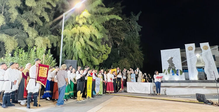 Στην Πλατεία Μικρασιατών Προσφύγων της Νέας Περάμου Αττικής (φωτ.: Facebook / Σύλλογος Περαμίων-Κυζικηνών)