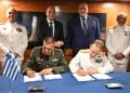 Στην πίσω σειρά διακρίνονται ο υπουργός Εθνικής 'Αμυνας Νίκος Δένδιας (δεύτερος από αριστερά) και ο Ιταλός ομόλογός του Γκουΐντο Κροσέτο (δεύτερος από δεξιά) κατά την υπογραφή του Μνημονίου για τη ναυτική συνεργασία Ελλάδας - Ιταλίας (φωτ.: Γραφείο Τύπου Υπουργείου Εθνικής Άμυνας)