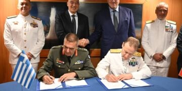 Στην πίσω σειρά διακρίνονται ο υπουργός Εθνικής 'Αμυνας Νίκος Δένδιας (δεύτερος από αριστερά) και ο Ιταλός ομόλογός του Γκουΐντο Κροσέτο (δεύτερος από δεξιά) κατά την υπογραφή του Μνημονίου για τη ναυτική συνεργασία Ελλάδας - Ιταλίας (φωτ.: Γραφείο Τύπου Υπουργείου Εθνικής Άμυνας)