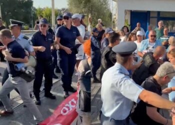 Στιγμιότυπα από τα επεισόδια που σημειώθηκαν έξω από το νοσοκομείο Δράμας (φωτ.: Χ/Άδωνις Γεωργιάδης)