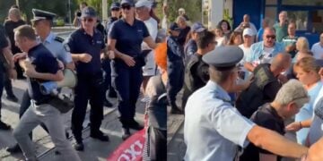 Στιγμιότυπα από τα επεισόδια που σημειώθηκαν έξω από το νοσοκομείο Δράμας (φωτ.: Χ/Άδωνις Γεωργιάδης)
