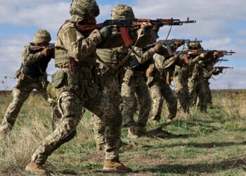 Μέλη της 65ης Ανεξάρτητης Μηχανοκίνητης Ταξιαρχίας των Ενόπλων Δυνάμεων της Ουκρανίας συμμετέχουν σε άσκηση τακτικής εκπαίδευσης (φωτ.: EPA / Press Service of the 65th Mechanized Brigade)