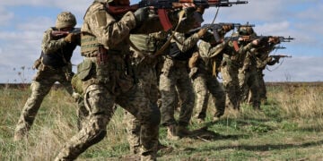 Μέλη της 65ης Ανεξάρτητης Μηχανοκίνητης Ταξιαρχίας των Ενόπλων Δυνάμεων της Ουκρανίας συμμετέχουν σε άσκηση τακτικής εκπαίδευσης (φωτ.: EPA / Press Service of the 65th Mechanized Brigade)