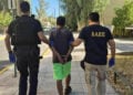 Ο 32χρονος οδηγείται στο ανακριτικό γραφείο, στα δικαστήρια της πρώην Σχολής Ευελπίδων (πηγή: ΕΡΤ)