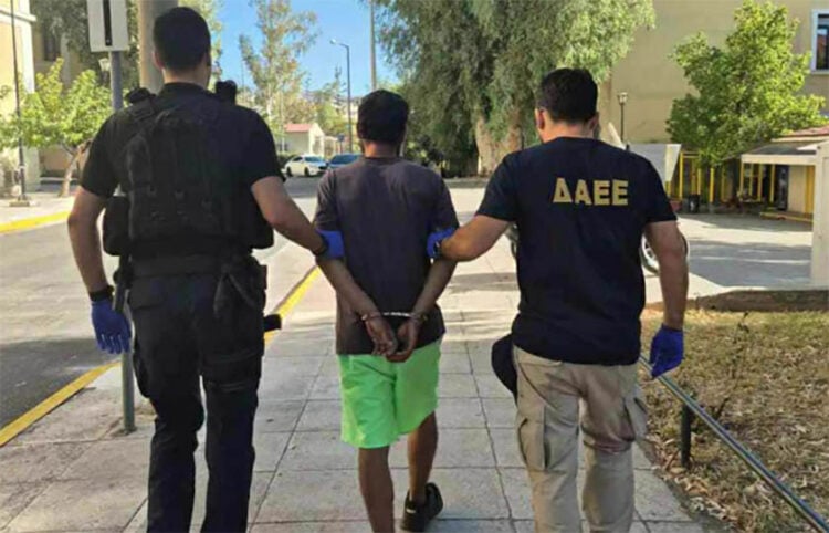 Ο 32χρονος οδηγείται στο ανακριτικό γραφείο, στα δικαστήρια της πρώην Σχολής Ευελπίδων (πηγή: ΕΡΤ)