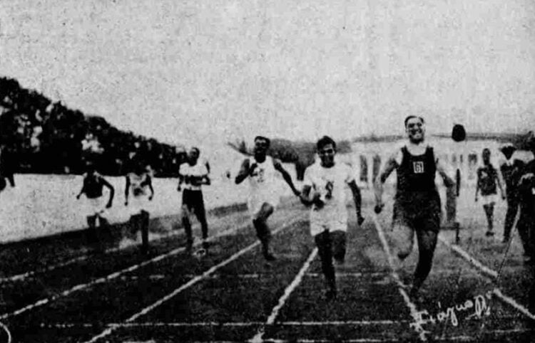 Πανιώνιοι Αγώνες του 1923. Δρόμος των 100 μέτρων: Καραμπάτης, Σταυρίδης, Περίδης (πηγή: panionioshistory.blogspot.com)