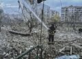 Ουκρανός πυροσβέστης επιχειρεί κατά φωτιάς σε οίκημα μετά από ρωσικό βομβαρδισμό στο Κουπιάνσκ (φωτ.: ΕΡΑ/Υπηρεσία Έκτακτης Ανάγκης της Ουκρανίας)