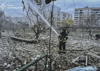 Ουκρανός πυροσβέστης επιχειρεί κατά φωτιάς σε οίκημα μετά από ρωσικό βομβαρδισμό στο Κουπιάνσκ (φωτ.: ΕΡΑ/Υπηρεσία Έκτακτης Ανάγκης της Ουκρανίας)
