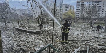 Ουκρανός πυροσβέστης επιχειρεί κατά φωτιάς σε οίκημα μετά από ρωσικό βομβαρδισμό στο Κουπιάνσκ (φωτ.: ΕΡΑ/Υπηρεσία Έκτακτης Ανάγκης της Ουκρανίας)