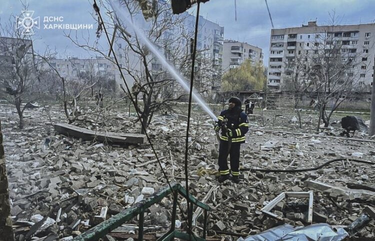 Ουκρανός πυροσβέστης επιχειρεί κατά φωτιάς σε οίκημα μετά από ρωσικό βομβαρδισμό στο Κουπιάνσκ (φωτ.: ΕΡΑ/Υπηρεσία Έκτακτης Ανάγκης της Ουκρανίας)