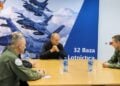 Ο Πολωνός πρωθυπουργός Ντόναντ Τουσκ (κέντρο) ενημερώνεται από αξιωματικούς του στρατού μετά τις ρωσικές παραβιάσεις (φωτ.: EPA/Marian Zubrzycki)
