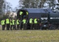 Οι πολωνικές υπηρεσίες έκτακτης ανάγκης φτάνουν στο σημείο της συντριβής του ενός ρωσικού drone (φωτ.: EPA / Wojtek Jargilo / Poland Out)