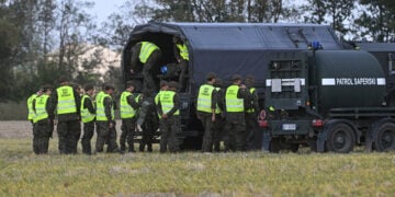 Οι πολωνικές υπηρεσίες έκτακτης ανάγκης φτάνουν στο σημείο της συντριβής του ενός ρωσικού drone (φωτ.: EPA / Wojtek Jargilo / Poland Out)