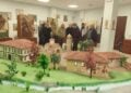 Σε πρώτο πλάνο η μακέτα του ποντιακού χωριού στο Ποντιακό Μουσείο της Ευξείνου Λέσχης Κοζάνης (φωτ.: efkozani.gr)
