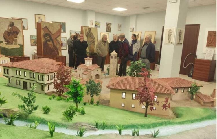 Σε πρώτο πλάνο η μακέτα του ποντιακού χωριού στο Ποντιακό Μουσείο της Ευξείνου Λέσχης Κοζάνης (φωτ.: efkozani.gr)