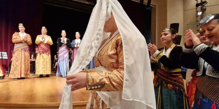 Από την παράσταση «Μαυροθάλασσα, Κυρά μου» της Αγγελικής Παμπουκίδου (φωτ.: Facebook / Σύλλογος Ποντίων Ελευθερίου Κορδελιού)