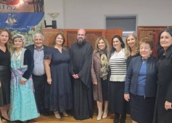 Μέλη του «Ποντοξενιτέα» με τον αρχιμανδρίτη Χριστόφορο (φωτ.: facebook/Pontoxeniteas NSW)
