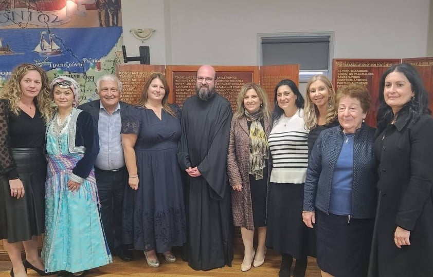 Μέλη του «Ποντοξενιτέα» με τον αρχιμανδρίτη Χριστόφορο (φωτ.: facebook/Pontoxeniteas NSW)