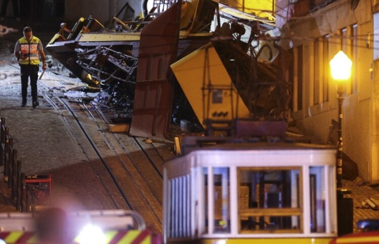 Αστυνομικός στέκεται στη σκηνή του δυστυχήματος με το κατεστραμμένο βαγόνι όπου βρήκαν το θάνατο 15 άνθρωποι (φωτ.: EPA/Miguel A. Lopes)