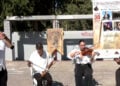 O Γιώργος Πουλαντσακλής και τον συνοδεύουν δύο ποντιακές λύρες και ένα βιολί (πηγή: Glomex / Περίμετρος)