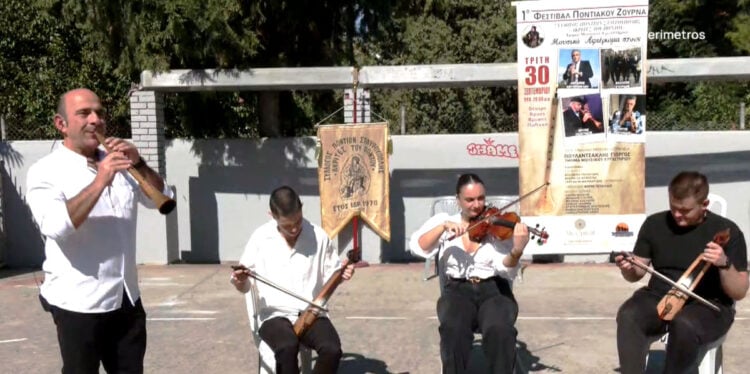 O Γιώργος Πουλαντσακλής και τον συνοδεύουν δύο ποντιακές λύρες και ένα βιολί (πηγή: Glomex / Περίμετρος)