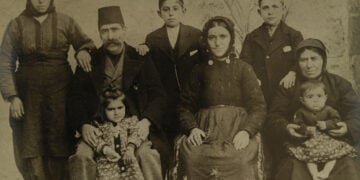 Φωτογραφία ελληνικής οικογένειας από το Προκόπι Καππαδοκίας. Την έφεραν στην Ελλάδα πρόσφυγες που κατοίκησαν στη Νέα Ιωνία (πηγή: Αδελφότητα Προκοπιέων «Όσιος Ιωάννης ο Ρώσσος»)