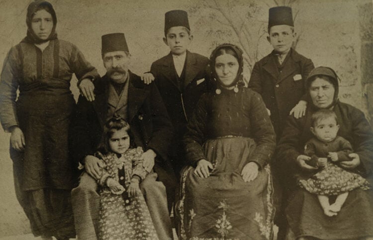 Φωτογραφία ελληνικής οικογένειας από το Προκόπι Καππαδοκίας. Την έφεραν στην Ελλάδα πρόσφυγες που κατοίκησαν στη Νέα Ιωνία (πηγή: Αδελφότητα Προκοπιέων «Όσιος Ιωάννης ο Ρώσσος»)