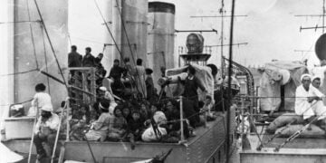 Πρόσφυγες πάνω στο USS EDSALL κατά την εκκένωση της Σμύρνης μετά την κατάληψή της από τον τουρκικό στρατό (πηγή: Naval History and Heritage Command / Collection of Admiral Thomas C. Kinkaid)