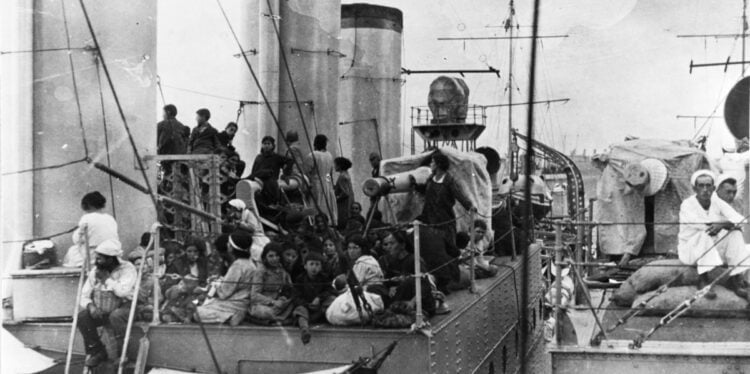 Πρόσφυγες πάνω στο USS EDSALL κατά την εκκένωση της Σμύρνης μετά την κατάληψή της από τον τουρκικό στρατό (πηγή: Naval History and Heritage Command / Collection of Admiral Thomas C. Kinkaid)
