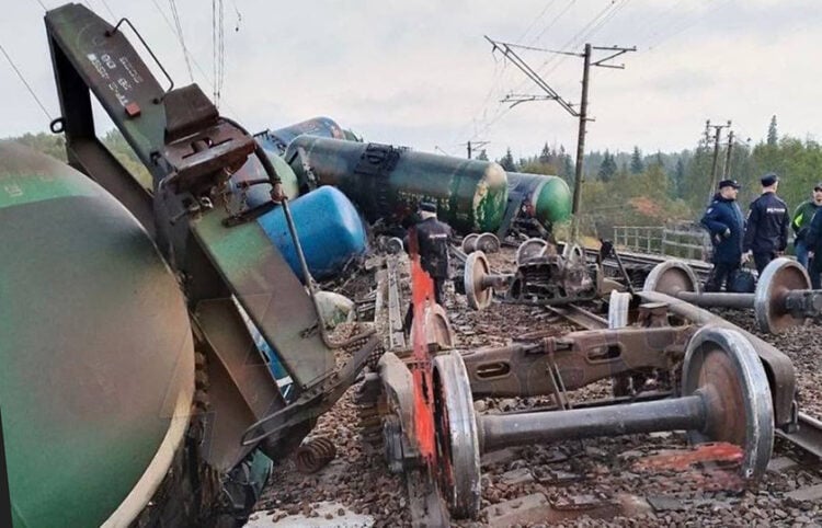 Εκτροχιασμένα βαγόνια-βυτιοφόρα σε τμήμα της σιδηροδρομικής γραμμής μεταξύ της Αγίας Πετρούπολης και της Πσκοβ (πηγή: Χ)