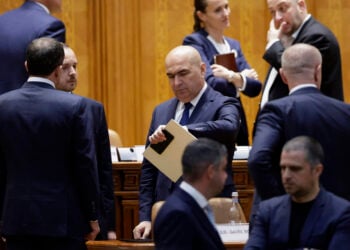 Ο πρωθυπουργός της Ρουμανίας κοιτάζει το ρολόι του κατά τη διαδικασία της ψηφοφορίας μετά την κατάθεση πρότασης δυσπιστίας (φωτ.: EPA / Robert Ghement)