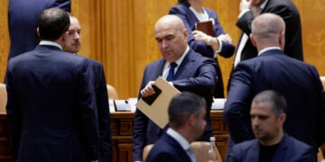 Ο πρωθυπουργός της Ρουμανίας κοιτάζει το ρολόι του κατά τη διαδικασία της ψηφοφορίας μετά την κατάθεση πρότασης δυσπιστίας (φωτ.: EPA / Robert Ghement)