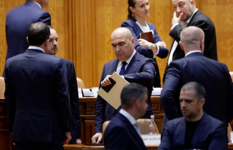 Ο πρωθυπουργός της Ρουμανίας κοιτάζει το ρολόι του κατά τη διαδικασία της ψηφοφορίας μετά την κατάθεση πρότασης δυσπιστίας (φωτ.: EPA / Robert Ghement)