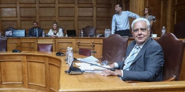 Σε πρώτο πλάνο ο Νίκος Σαλάτας, στην Εξεταστική Επιτροπή για τον ΟΠΕΚΕΠΕ (φωτ.: EUROKINISSI / Γιώργος Κονταρίνης)