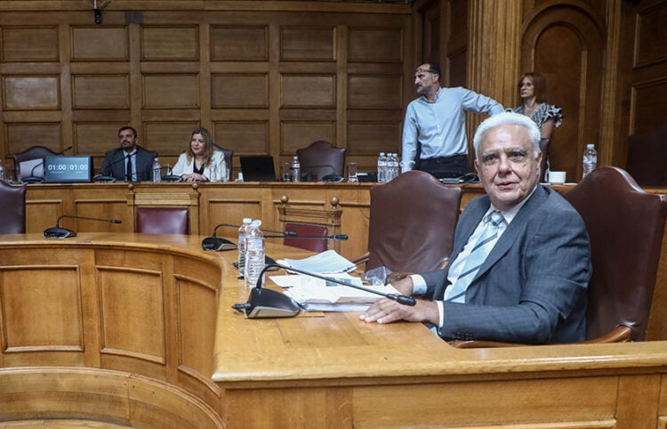 Σε πρώτο πλάνο ο Νίκος Σαλάτας, στην Εξεταστική Επιτροπή για τον ΟΠΕΚΕΠΕ (φωτ.: EUROKINISSI / Γιώργος Κονταρίνης)