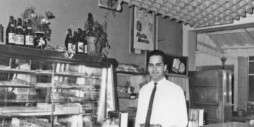 Ο Σαμ Πανόπουλος στο εστιατόριό του, στα τέλη της δεκαετίας του '60 (φωτ.: greekreporter.com)