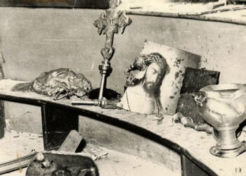 Οι καταστροφές στο εσωτερικό του Ιερού Ναού του Αγίου Κωνσταντίνου από το πογκρόμ του 1955 (πηγή: Ένωσις Ομογενών εκ Κωνσταντινουπόλεως / the-hellenic-mosaic.gr)