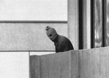 Ίσως η πιο χαρακτηριστική φωτογραφία, σίγουρα η πιο γνωστή: Μέλος του «Μαύρου Σεπτέμβρη» στο μπαλκόνι του καταλύματος της ισραηλινής αποστολής στους Ολυμπιακούς του 1972 (πηγή: Wikipedia / φωτ.: AP)