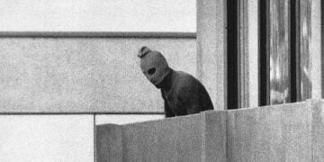 Ίσως η πιο χαρακτηριστική φωτογραφία, σίγουρα η πιο γνωστή: Μέλος του «Μαύρου Σεπτέμβρη» στο μπαλκόνι του καταλύματος της ισραηλινής αποστολής στους Ολυμπιακούς του 1972 (πηγή: Wikipedia / φωτ.: AP)