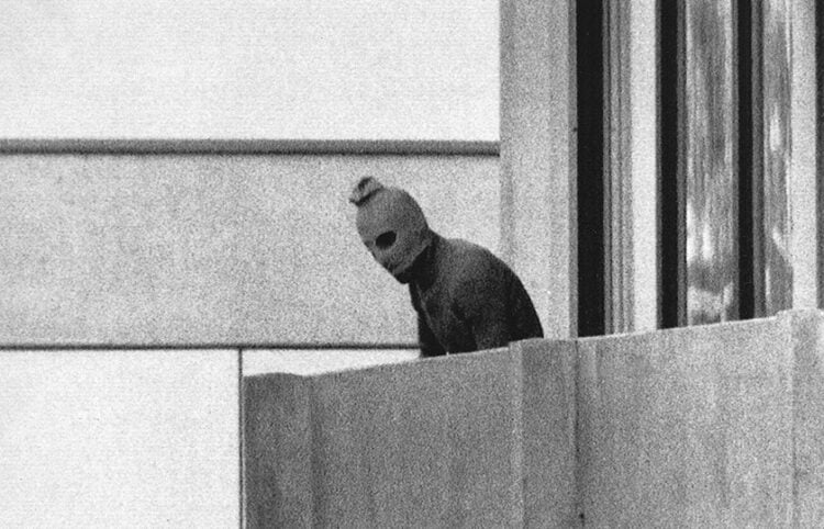Ίσως η πιο χαρακτηριστική φωτογραφία, σίγουρα η πιο γνωστή: Μέλος του «Μαύρου Σεπτέμβρη» στο μπαλκόνι του καταλύματος της ισραηλινής αποστολής στους Ολυμπιακούς του 1972 (πηγή: Wikipedia / φωτ.: AP)