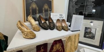Περίτεχνα κεντημένα παπούτσια και ρούχα από το Καστελόριζο στη μακρινή Αυστραλία (φωτ.: TheGreekHerald/Μαίρη Συνανίδη)