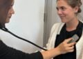 Το νέο στηθοσκόπιο  φέρει ένα εξάρτημα περίπου στο μέγεθος τραπουλόχαρτου (φωτ.: BBC/ PA MEDIA)